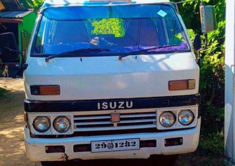 Isuzu Elf Van