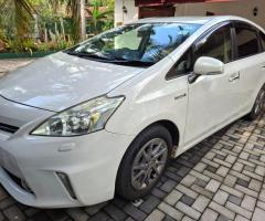 Toyota Prius Alpha Hybrid - 2/5